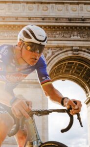 Mathieu Van der Poel vainqueur sur les Champs-Élysées au Tour de France 2026