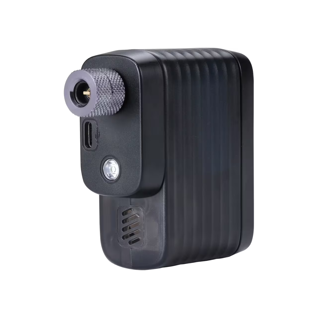 Format ultra-compact de la mini-pompe électrique BBB BarBank, facile à transporter dans une poche de maillot ou une sacoche vélo.